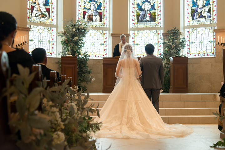 ステンドグラスから差し込む光が暖かい