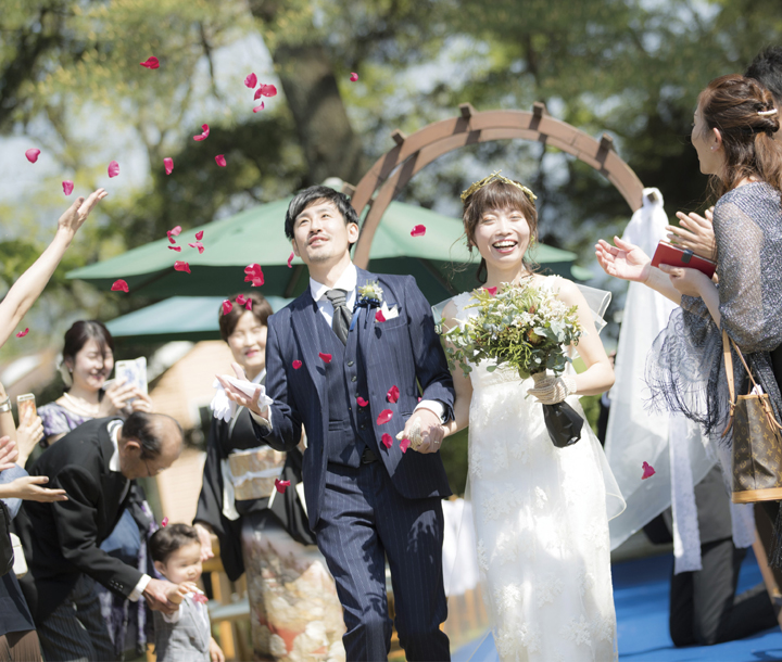 結婚式実例in熊本県 南阿蘇の風に舞う花びらと 春の星座に祝福されました ゼクシィ