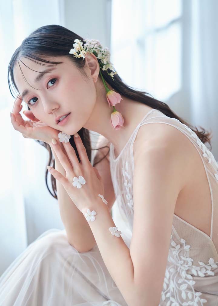 結婚式　花嫁　ヘア　ウエディングドレス　ダウン　生花　イヤーカフ