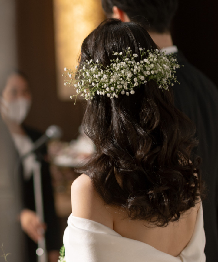 ダウンスタイルの生花ヘアアレンジ