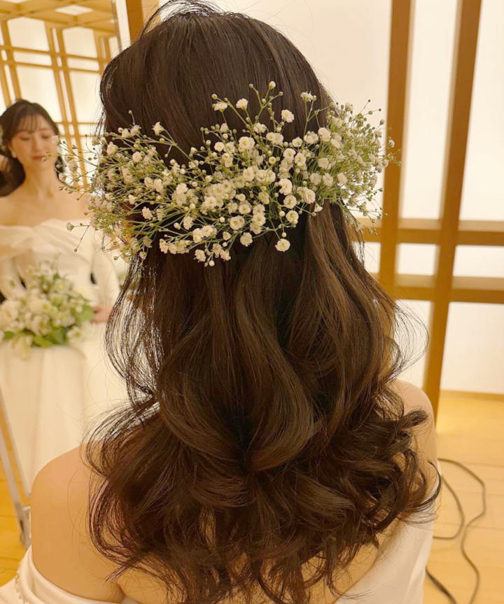 ダウンスタイルの生花ヘアアレンジ