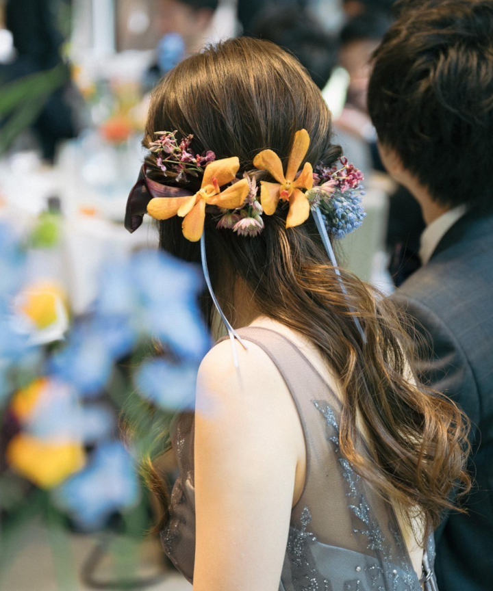 ダウンスタイルの生花ヘアアレンジ