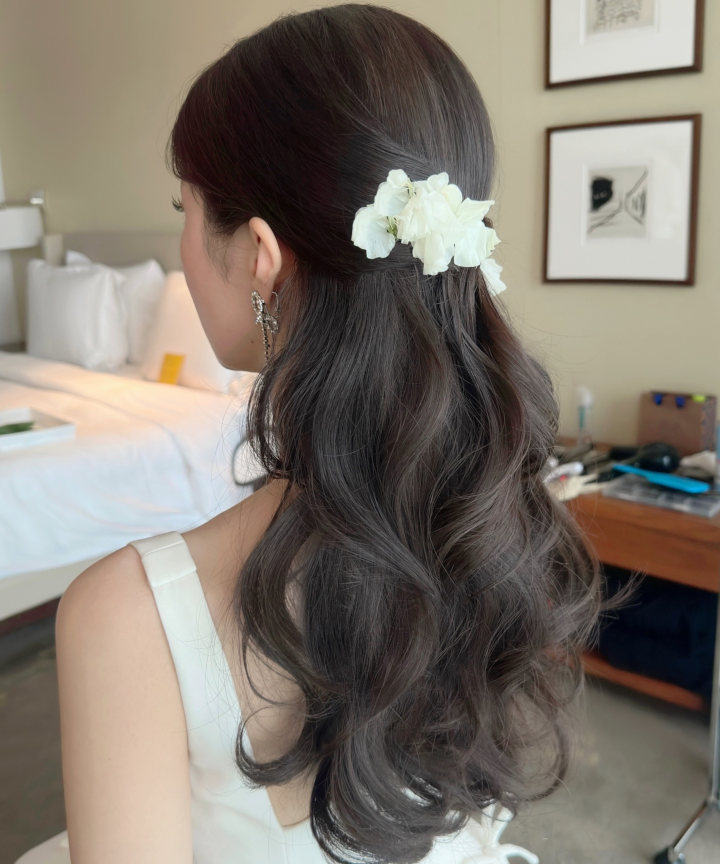 ダウンスタイルの生花ヘアアレンジ