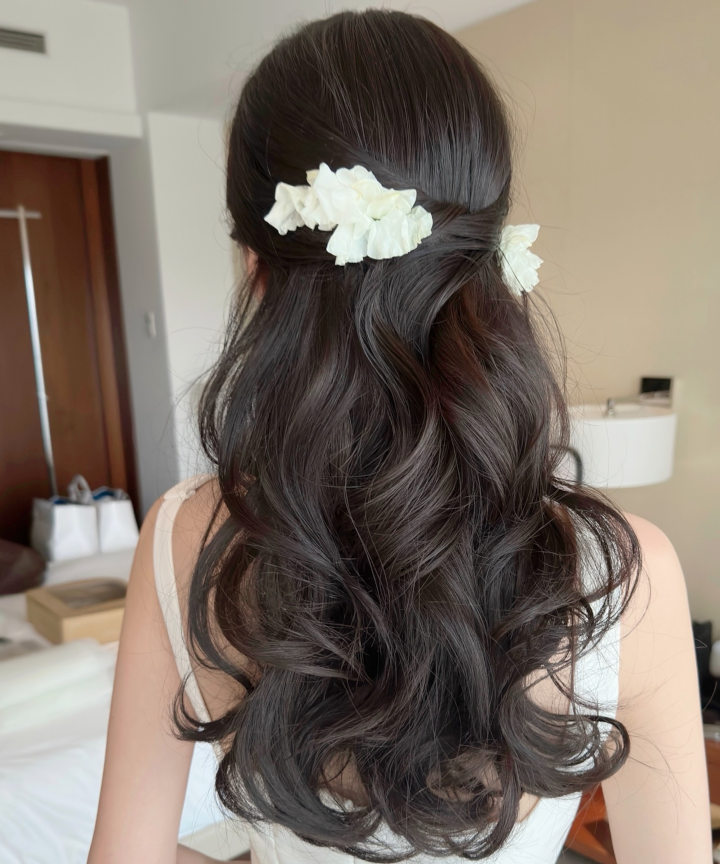 ダウンスタイルの生花ヘアアレンジ