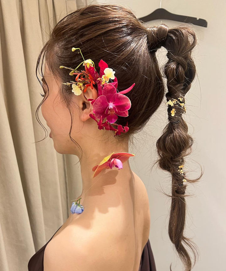 ポニースタイルの生花ヘアアレンジ