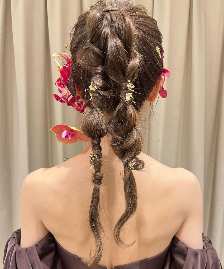 ポニースタイルの生花ヘアアレンジ