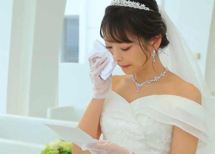 母への手紙を読みながら涙ぐむ花嫁