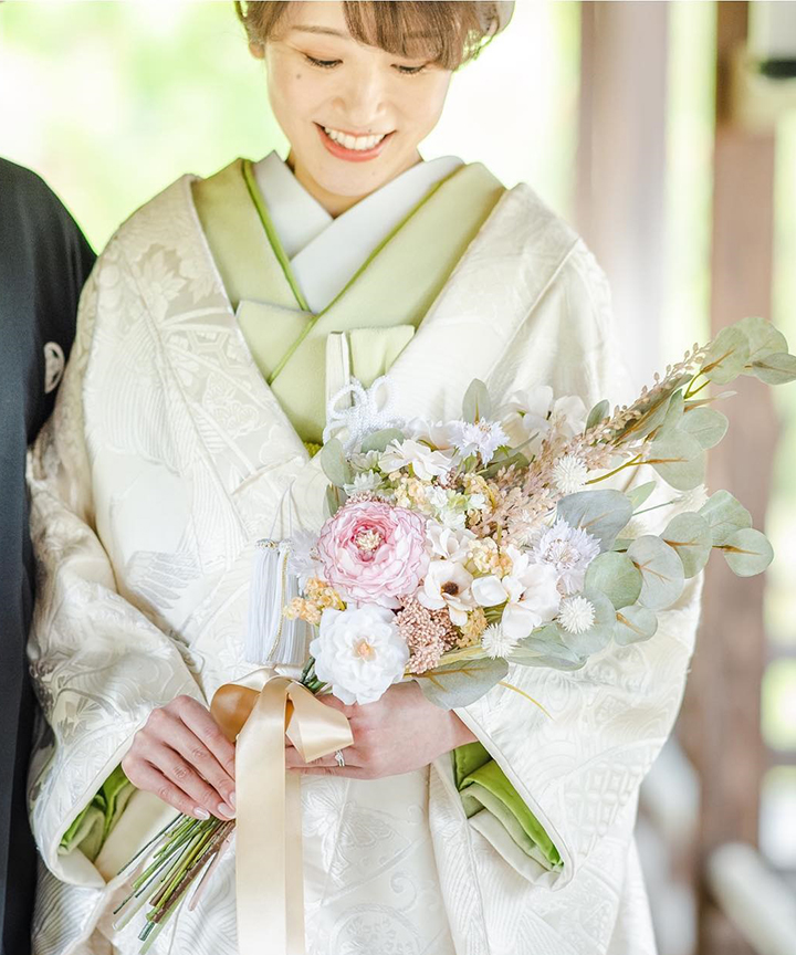 結婚式の和装】白無垢・色打ち掛けetc.種類やトレンドSNAP＆髪型｜ゼクシィ