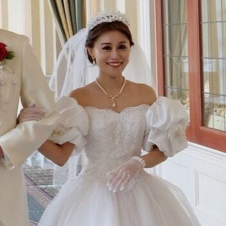 大きなパフスリーブのオフショルダードレスを着た花嫁