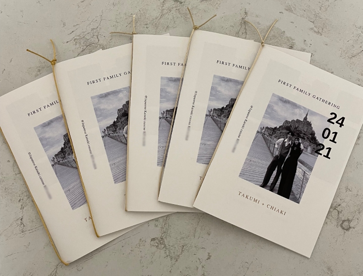 両家で色を変えて、さりげない特別感を