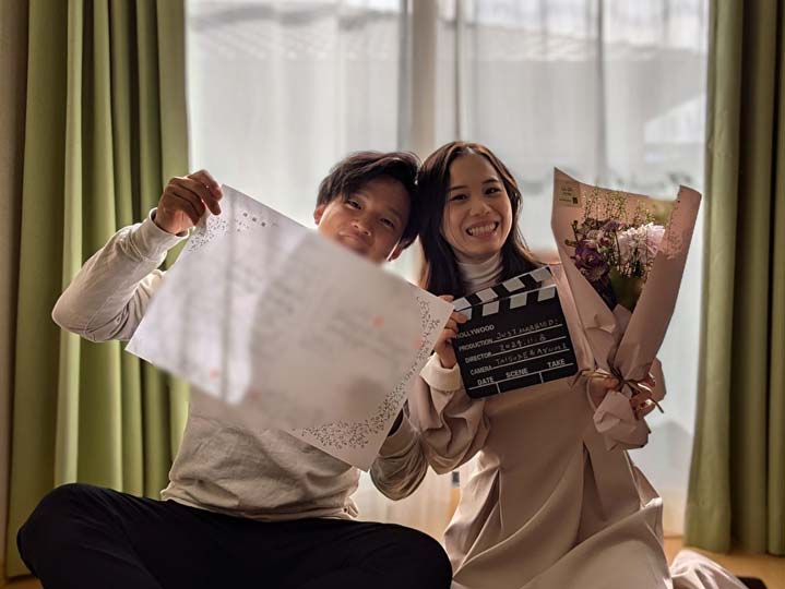 インターネットでダウンロードした婚姻届。シンプルさの中に小花の華やぎがある