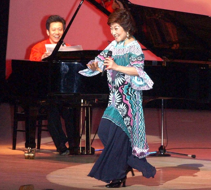 ステージで歌う夫婦