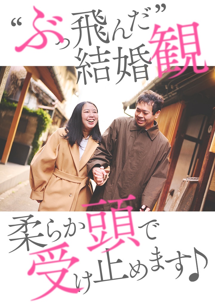 古民家の路地を夫婦が歩く写真