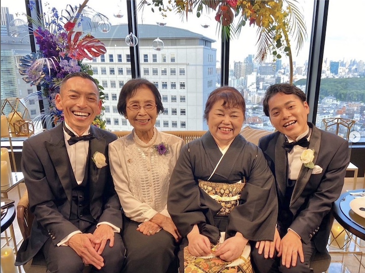 同性カップルと母親との記念写真