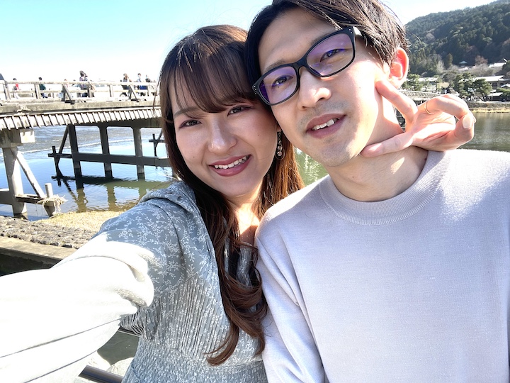 旅行を楽しむ夫婦の写真