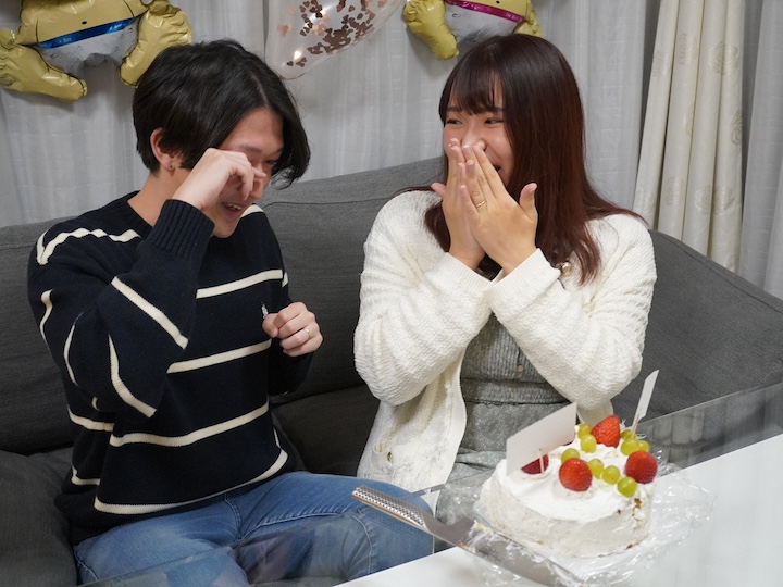 ジェンダーリビールでみんなとお祝いをして彼涙