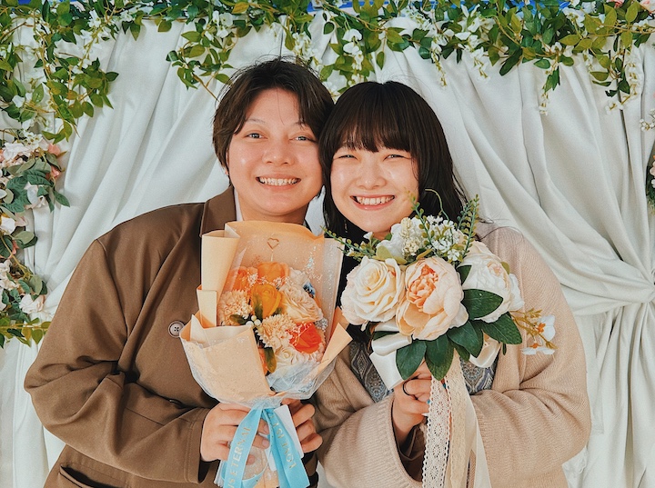 ブーケを手にお祝いの写真