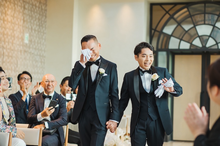 挙式入場シーンで涙の写真