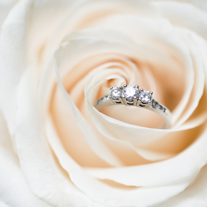 バラと婚約指輪