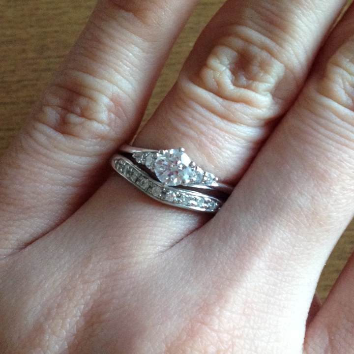 見て 見て 私たちの婚約指輪 結婚指輪の重ね着け ゼクシィ