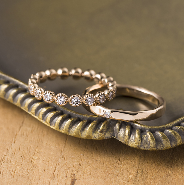 婚約指輪の重ね着けは「ゴールド素材」でおしゃれに魅せる！