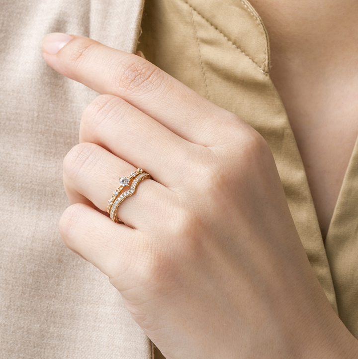 婚約指輪の重ね着けは「ゴールド素材」でおしゃれに魅せる！｜ゼクシィ