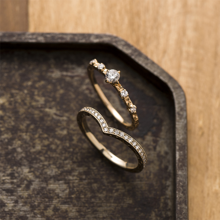 婚約指輪の重ね着けは「ゴールド素材」でおしゃれに魅せる！｜ゼクシィ