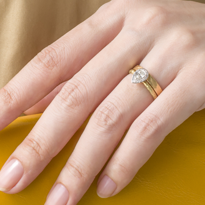 婚約指輪の重ね着けは ゴールド素材 でおしゃれに魅せる ゼクシィ