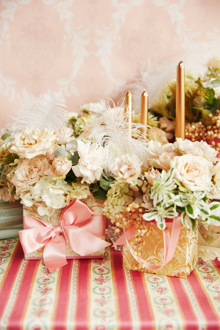 ボックスからあふれるお花が可愛いテーブル装花 スタイリスト判治ミホのwedding Story Book 75 ゼクシィ