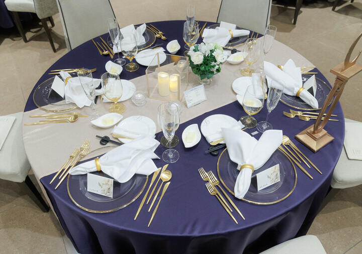 シンプルなネイビーの結婚式のテーブルコーディネート