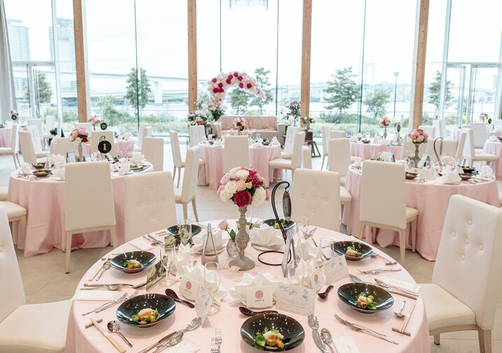 スイートなピンクの結婚式のテーブルコーディネート