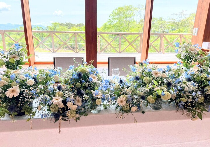 スイートなブルーの結婚式のテーブルコーディネート