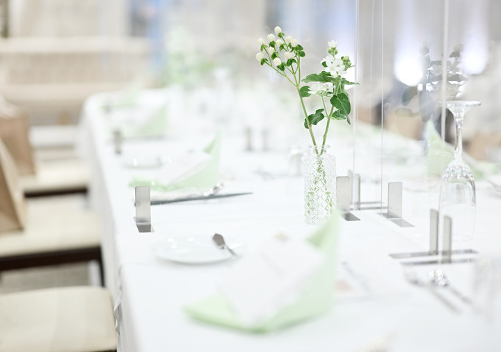 ナチュラルなグリーンの結婚式のテーブルコーディネート