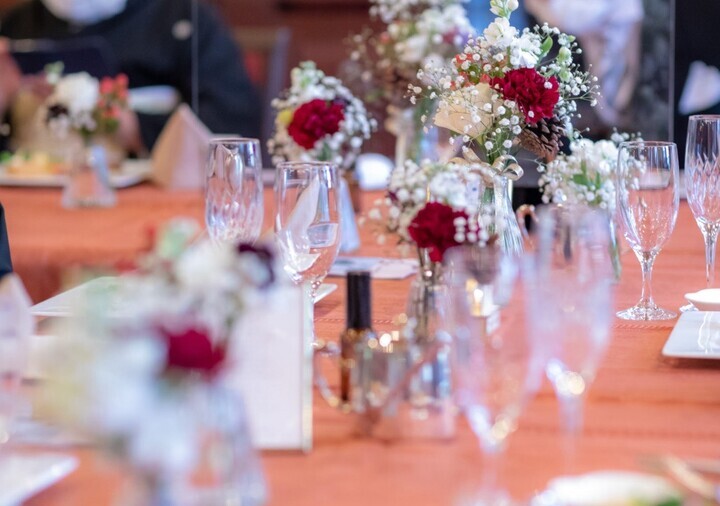 エレガントな結婚式のテーブルコーディネート