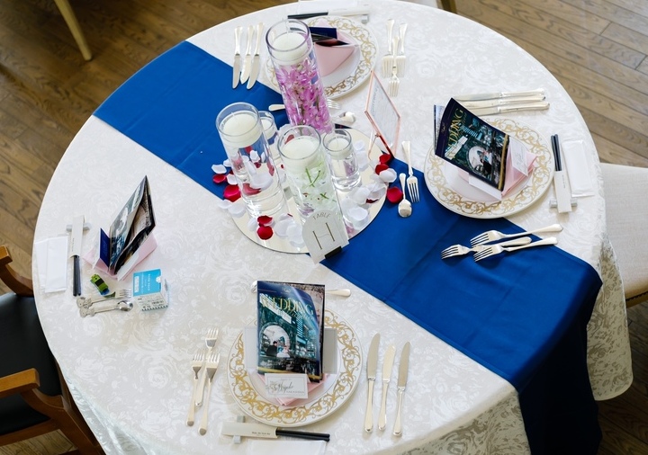 エレガントな結婚式のテーブルコーディネート