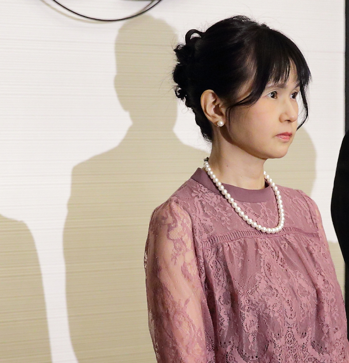 手紙を聞く新婦母