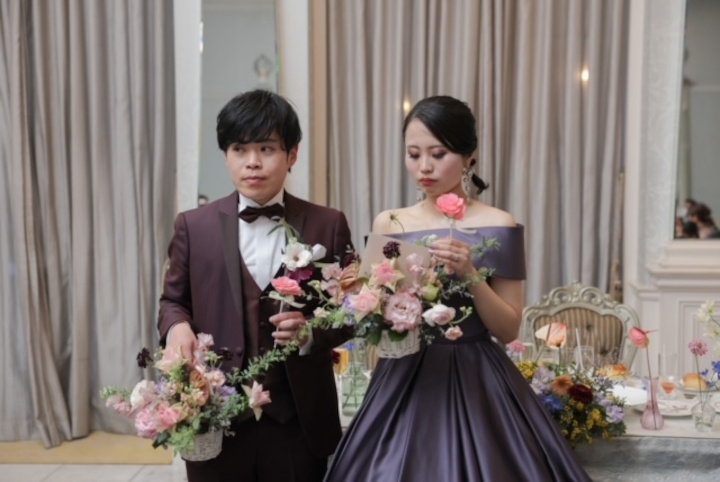 手紙を読む新婦