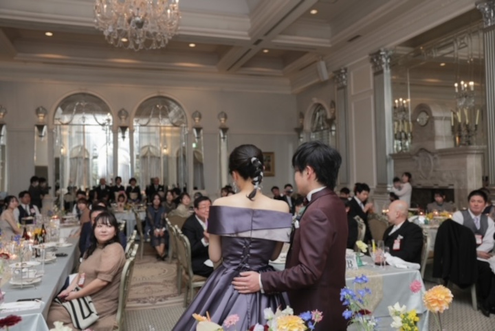 手紙を読むのを聞く新婦親