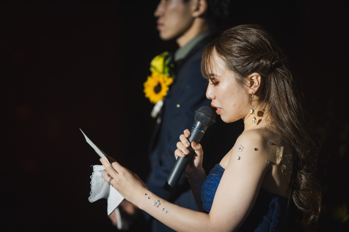 花嫁の手紙を読む新婦