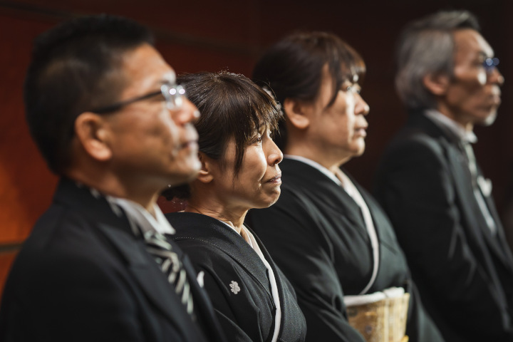 手紙を聞く親