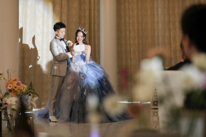 花嫁の手紙を読む新婦