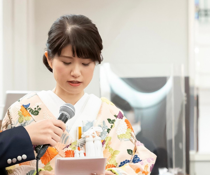 手紙を読む花嫁