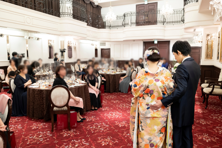 手紙を読む花嫁と聞いているゲスト