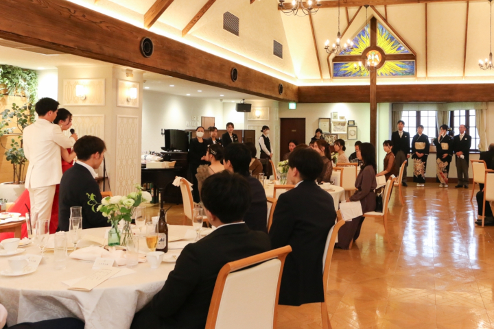 結婚式で手紙を読む花嫁