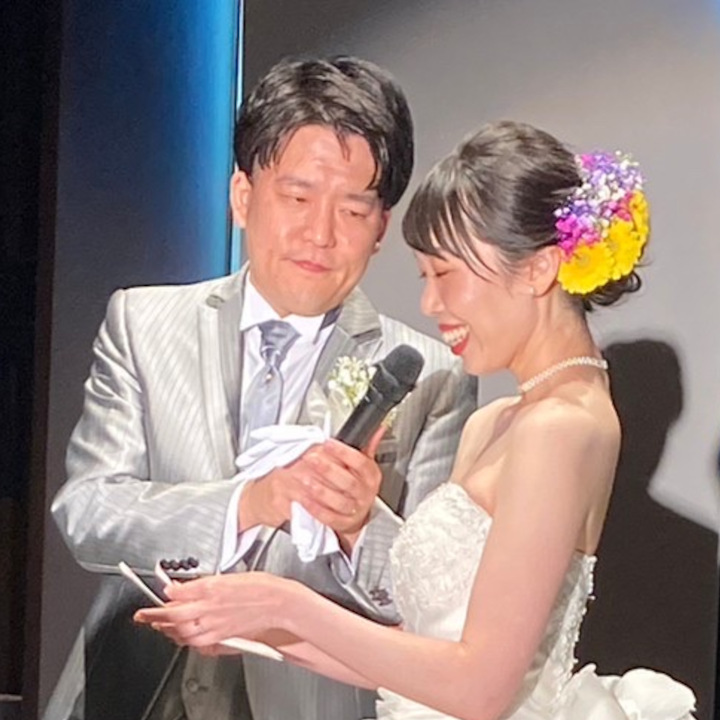 手紙を読んでいる花嫁