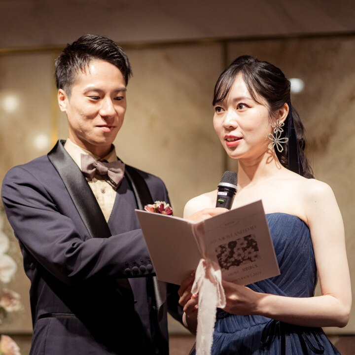 花嫁の手紙を読む新婦