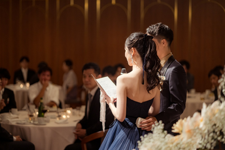 花嫁の手紙を読む新婦