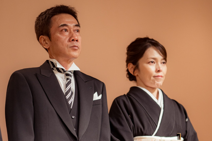 花嫁の手紙を聞く親