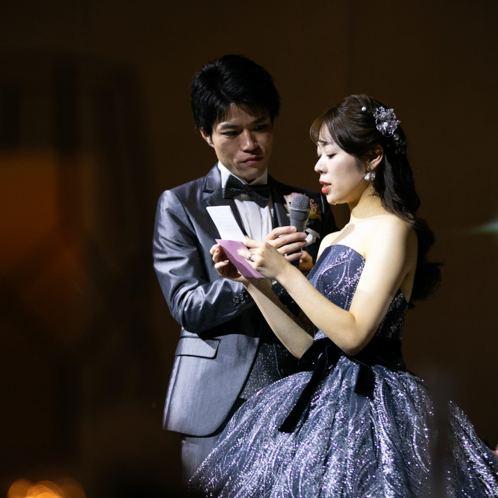 花嫁の手紙を読む新婦