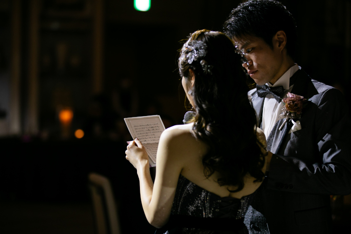 花嫁の手紙を読む新婦